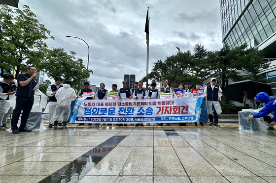 지난 11일, 전력연맹이 서울행정법원 앞에서 정의로운 전환 소송 기자회견을 열었다.