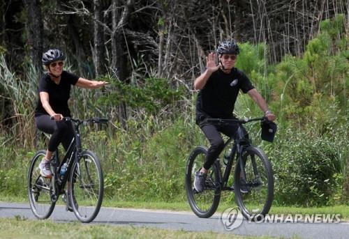 지난달 31일 델라웨어 고든스 폰드 주립공원에서 자전거 타는 바이든 대통령 부부. 〈사진=로이터·연합뉴스〉