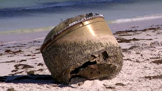 호주 그린 헤드 해변에서 발견된 인도의 우주발사체 잔해. 〈사진=CNN〉