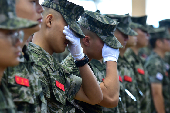 지난달 22일 경북 포항 해병대 1사단 체육관인 '김대식관'에서 열린 고 채수근 상병 영결식에서 해병대원이 눈물을 흘리고 있다.   채 상병은 지난 19일 오전 9시께 예천 내성천에서 실종자를 수색하던 중 급류에 휩쓸려 숨졌다. 〈사진=연합뉴스〉