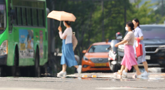 서울 세종대로 위로 아지랑이가 피어오르고 있다. 〈사진=연합뉴스〉