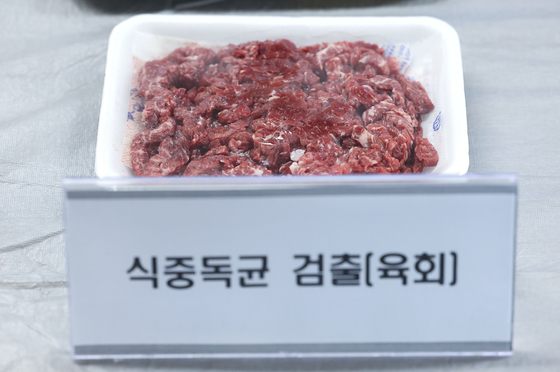 한국소비자원에 따르면 무인 식품 판매점에서 판매된 육회에서 식중독균이 검출됐다. 〈사진=연합뉴스〉