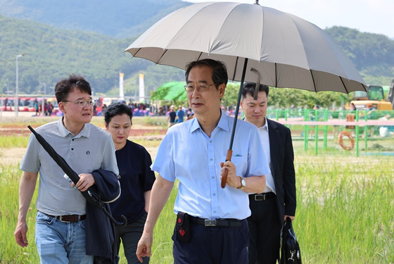 한덕수 국무총리가 오늘(5일) 오전 2023 새만금 세계스카우트잼버리 대회장을 찾아 폭염 대응 상황과 지원현황 등을 점검하는 모습. 〈사진=연합뉴스〉