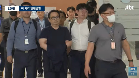 유병언 전 세모그룹 회장 차남 유혁기 씨가 4일 오전 7시 44분쯤 인천공항 제2터미널 A게이트로 입국하고 있다. 〈사진=JTBC 모바일라이브 캡처〉