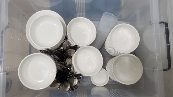 빈소에 제공되는 다회용 그릇과 수저, 컵 세트. 〈사진=이지현 기자〉