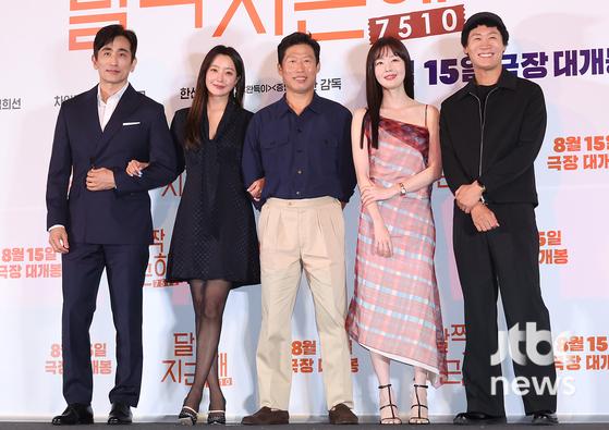 7일 오후 서울 용산구 CGV 용산아이파크몰점에서 영화 '달짝지근해: 7510' 언론시사회가 열렸다. 이한 감독과 배우 유해진, 김희선, 차인표, 진선규, 한선화가 참석했다. 박세완 엔터뉴스팀 기자 park.sewan@jtbc.co.kr (콘텐트비즈니스본부) 