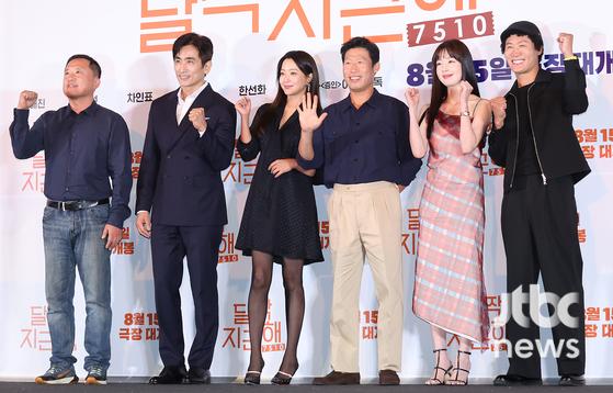 7일 오후 서울 용산구 CGV 용산아이파크몰점에서 영화 '달짝지근해: 7510' 언론시사회가 열렸다. 이한 감독과 배우 유해진, 김희선, 차인표, 진선규, 한선화가 참석했다. 박세완 엔터뉴스팀 기자 park.sewan@jtbc.co.kr (콘텐트비즈니스본부) 