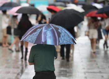 전국 곳곳 소나기…서울 낮 최고 35도 등 찜통더위 이어져