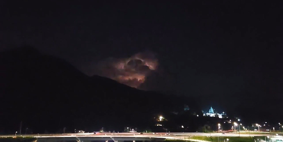 충남 아산시 장존동 인근의 하늘에서 지난 6일 번개가 치는 모습. 〈사진=시청자 제공〉