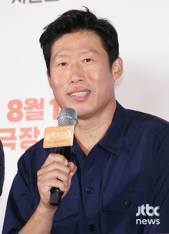 7일 오후 서울 용산구 CGV 용산아이파크몰점에서 영화 '달짝지근해: 7510' 언론시사회가 열렸다. 이한 감독과 배우 유해진, 김희선, 차인표, 진선규, 한선화가 참석했다. 박세완 엔터뉴스팀 기자 park.sewan@jtbc.co.kr (콘텐트비즈니스본부)