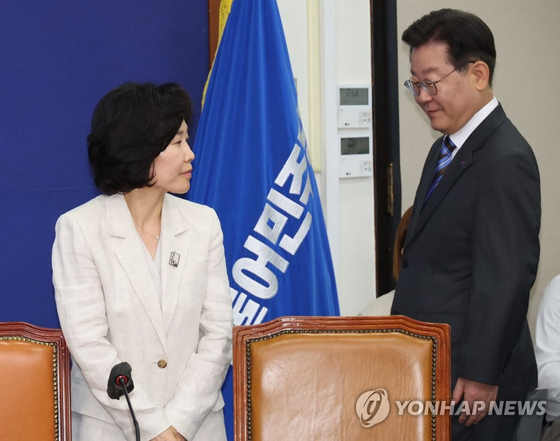 지난 6월 20일 국회에서 열린 민주당 혁신기구 1차 회의에 이재명 대표와 김은경 위원장이 참석하고 있다. 〈사진=연합뉴스〉