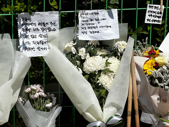 7일 경기도 성남시 분당구 AK프라자 앞 인도에는 지난 3일 발생한 흉기난동 사건으로 숨진 60대 이모씨를 추모하는 글과 꽃 등이 놓는 공간이 만들어졌다. 〈사진=이세현 기자〉 