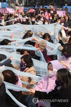 한국 여성 근로자, 남성보다 연평균 2000만원 적게 번다