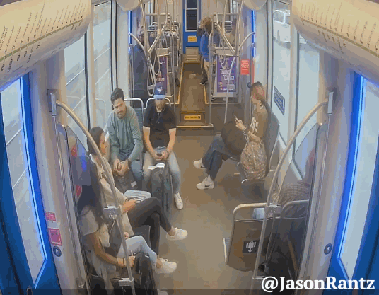 지난달 21일 미국 워싱턴주 시애틀의 한 경전철에서 흉기 난동 사건이 벌어졌다. 〈영상=미국 KTTH 라디오 캡처〉