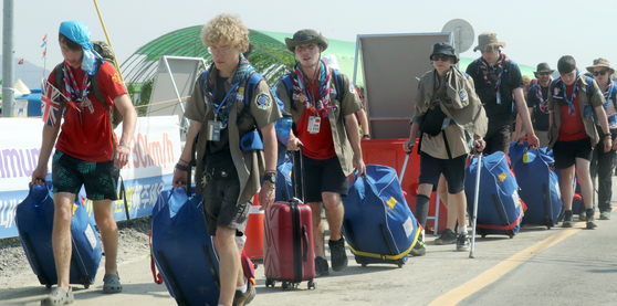 '2023 새만금 세계스카우트잼버리' 영국 참가자들이 6일 전북 부안군 야영장을 떠나기 위해 짐을 옮기고 있다. 〈사진=연합뉴스〉