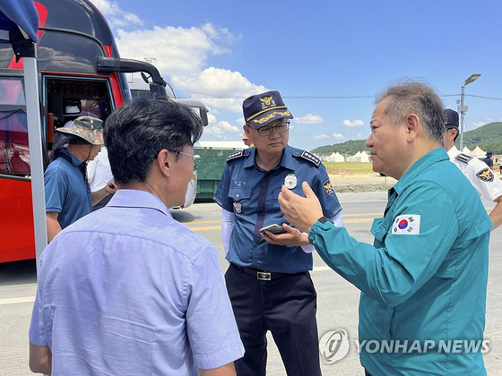 이상민 행정안전부 장관이 오늘(8일) 전북 부안군 새만금 세계스카우트잼버리 주차장을 찾아 참가 대원들의 비상대피 출차현장을 살펴보고 있다. 〈사진=행정안전부·연합뉴스〉