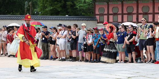 2023 새만금 세계 스카우트 잼버리에서 조기 퇴영한 영국 스카우트 대원들이 7일 오후 서울 종로구 경복궁을 방문해 수문장 교대의식을 관람하고 있다. 〈사진=연합뉴스〉