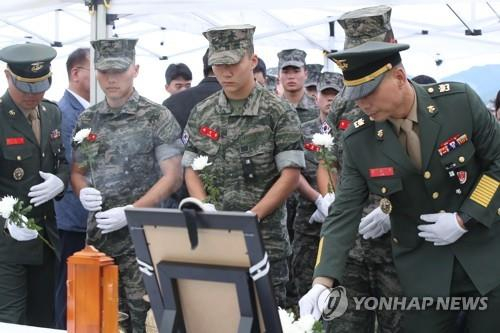 고(故) 채수근 상병의 안장식이 지난달 22일 오후 국립대전현충원에서 거행되고 있는 가운데 동료들이 헌화하고 있다. 〈사진=연합뉴스〉