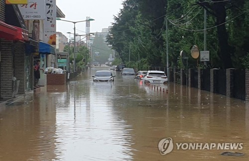 제6호 태풍 카눈이 북상한 오늘(10일) 아침 경남 창원시 성산구내동의 한 도로에 차들이 물에 잠겨 있다. 〈사진=연합뉴스〉