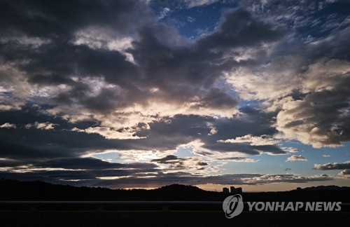 전국 대부분 지역이 제6호 태풍 카눈의 영향권에서 벗어난 오늘(11일) 아침 강원 강릉 지역 하늘의 구름이 일출 빛으로 물들어 있다. 〈사진=연합뉴스〉