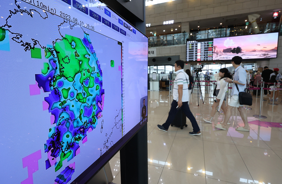 지난 10일 오전 김포공항 국내선 대합실에 설치된 텔레비전에서 태풍 특보가 나오고 있다. 〈사진=연합뉴스〉