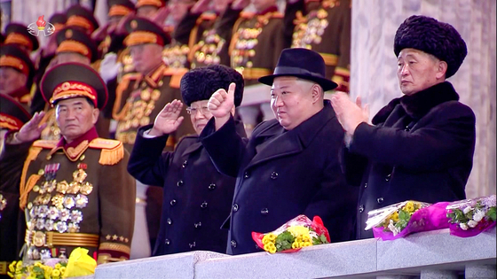 북한 김정은 국무위원장이 건군절 75주년인 지난 2월 8일 평양 김일성광장에서 열린 열병식에서 행진하는 군인들에게 엄지손가락을 들어 보이고 있는 모습. 〈사진=조선중앙TV 화면·연합뉴스〉