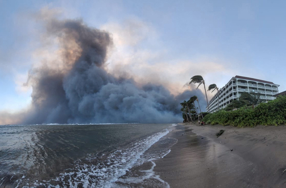 현지시간 9일 미국 하와이 마우이섬 서부 라하이나 인근에서 연기가 피어오르고 있다. 〈사진=로이터〉