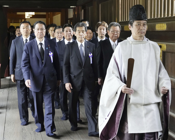 15일 일본 국회의원들이 야스쿠니 신사를 방문했다 〈사진=AP〉