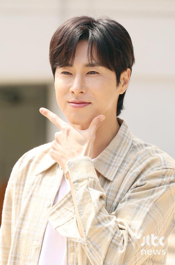 동방신기 유노윤호, '열정 만수르' 포즈 자판기