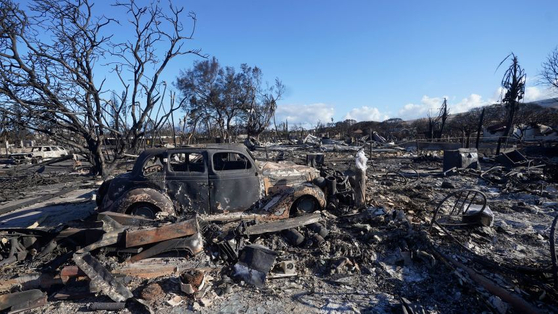 하와이 마우이섬에서 불길이 지난 뒤 타고 남은 잔해가 보인다. 〈사진=CNN 홈페이지 캡처〉