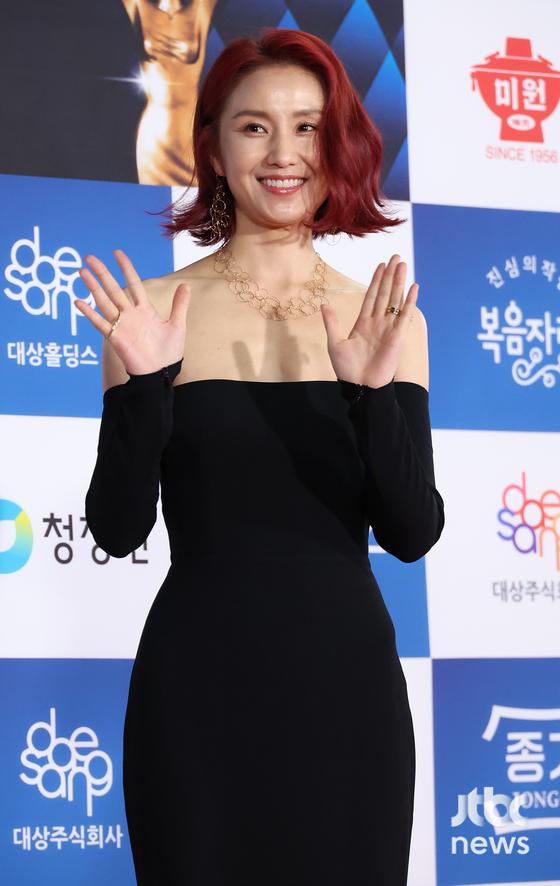 배우 김소진이 25일 오후 서울 영등포구 KBS홀에서 열린 '제 43회 청룡영화상' 레드카펫 행사에 참석해 포즈를 취하고 있다. 박세완 엔터뉴스팀 기자 park.sewan@jtbc.co.kr (콘텐트비즈니스본부)