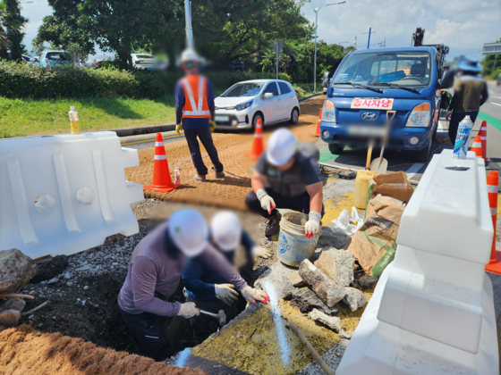 긴급하게 도로 복구 작업이 진행됐다. 포트홀은 사고 발생 2시간 30여분 만에 메꿔졌다.〈사진=독자 제공〉