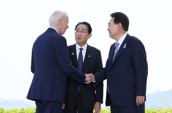 지난 5월 21일 윤석열 대통령이 일본 히로시마 G7 정상회의장에서 조 바이든 미국 대통령, 기시다 후미오 일본 총리와 인사하고 있다. 〈사진=공동취재〉