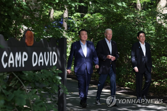 윤석열 대통령과 조 바이든 미국 대통령, 기시다 후미오 일본 총리가 현지 시간 18일 워싱턴DC 인근 미국 대통령 별장인 캠프 데이비드에서 열린 한미일 정상 공동기자회견에 입장하고 있다. 〈사진=연합뉴스〉