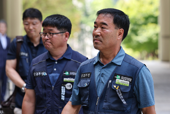 장옥기 전국건설노동조합(건설노조) 위원장(오른족)과 전병선 건설노조 조직쟁의실장이 21일 오전 서울 서초구 서울중앙지방법원에서 열린 구속 전 피의자 심문(영장실질심사)에 출석하고 있다. 〈사진=연합뉴스〉