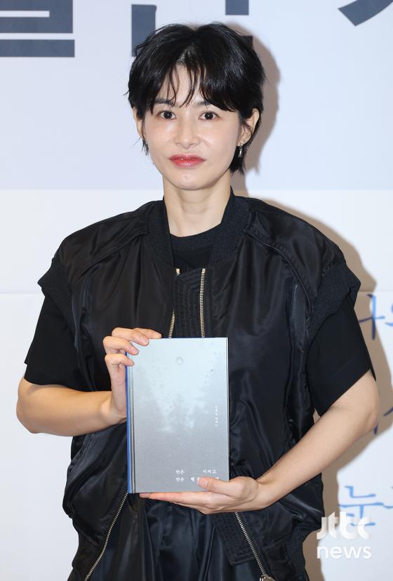 배우 강혜정이 21일 오전 서울 마포구 서교동 디어라이프에서 열린 '반은 미치고 반은 행복했으면' 출간 기념 기자간담회에 참석해 포즈를 취하고 있다. 김현우 엔터뉴스팀 기자 kim.hyunwoo3@jtbc.co.kr (콘텐트비즈니스본부)