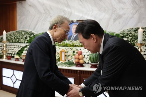 전직 대통령 이명박 씨가 지난 15일 오후 서울 서대문구 신촌세브란스병원 장례식장에 마련된 윤석열 대통령의 부친 윤기중 연세대 명예교수의 빈소를 찾았다. 〈사진=연합뉴스〉