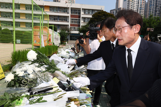 조희연 서울시 교육감이 지난달 21일 서울 서초구 서이초등학교에서 고인이 된 교사의 추모공간에 헌화하고 있다. 〈사진=연합뉴스〉