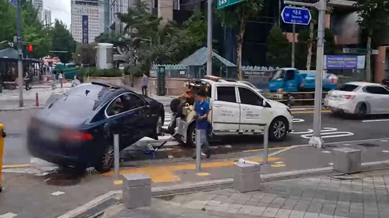 개정된 자동차 관리법에 따르면 침수 등 천재지변 현장에서 피해를 입고 견인된 차는 임시검사를 받아야 한다. 〈자료=JTBC 뉴스룸〉