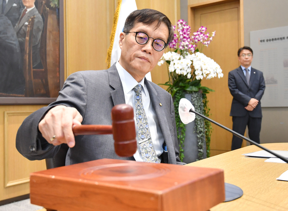 이창용 한국은행 총재가 오늘(24일) 서울 중구 한국은행에서 열린 금융통화위원회를 주재하며 의사봉을 두드리고 있다. 〈사진=사진공동취재단/연합뉴스〉