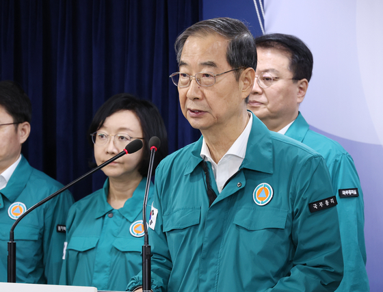 한덕수 국무총리가 24일 오후 서울 종로구 정부서울청사에서 후쿠시마 원전 오염수 방류 관련 대국민 담화를 발표하고 있다. 일본 정부와 도쿄전력은 이날 후쿠시마 제1원자력발전소 오염수의 해양 방류를 시작했다. 〈사진=연합뉴스〉