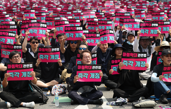 조희연 서울시 교육감이 지난 19일 오후 서울 여의도 국회 앞에서 열린 서이초 교사 사망 사건 진상규명 및 아동학대 관련법 즉각 개정 촉구 집회에 참석해 구호를 외치고 있다. 〈사진=연합뉴스〉