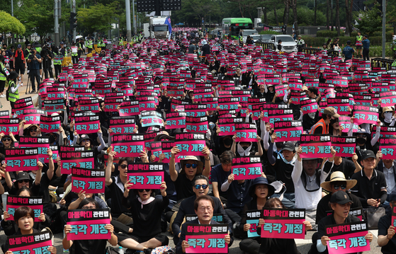 지난 19일 오후 서울 여의도 국회 앞에서 서이초 교사 사망 사건 진상규명과 아동학대 관련법 즉각 개정을 촉구하는 집회를 하고 있다. 〈사진=연합뉴스〉