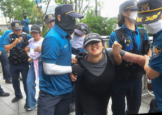 지난 24일 서울 종로구 주한 일본대사관 앞에서 후쿠시마 오염수 방류에 반대하며 대사관 진입을 시도하던 대학생들이 경찰에 연행되고 있다. (사진=연합뉴스)