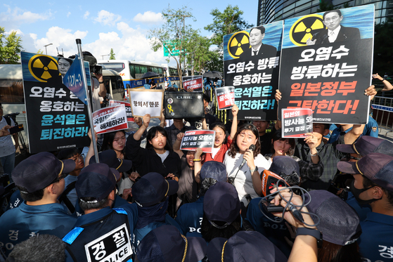 한국대학생진보연합 관계자들이 지난 25일 서울 종로구 주한 일본대사관 앞에서 '오염수 방류 규탄' 기자회견을 한 뒤 대사관에 항의서한문 전달을 시도하고 있다. (사진=연합뉴스)