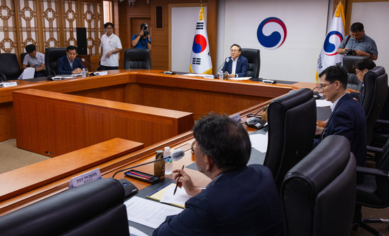 고기동 행정안전부 차관이 28일 오전 서울 종로구 정부서울청사에서 열린 '이상 동기 범죄(일명 '묻지마 범죄') 대응 관련 회의에 참석해 발언하고 있다.   이날 회의에는 경찰과 지자체 관계자들이 참석해 이상 동기 범죄 대응을 위한 추진사항 설명 및 협조 요청을 하기 위해 열렸다. 〈사진=연합뉴스〉