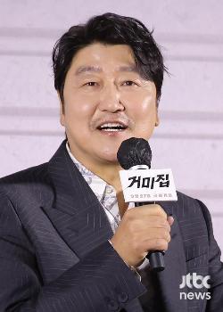 '거미집' 송강호 “카메라 밖 감독 연기 좋아, 지시만 하면 돼“