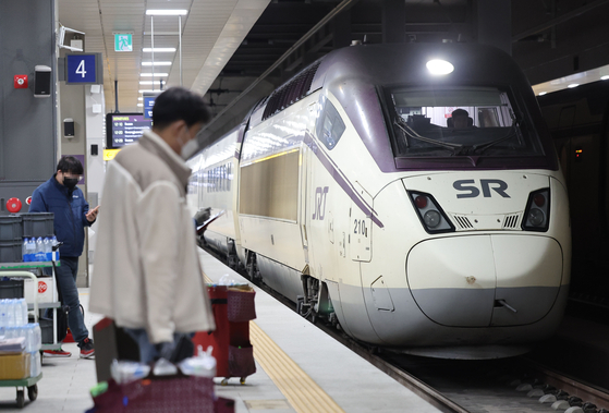 서울 강남구 수서역 SRT 승강장으로 고속열차가 진입하고 있다. (자료사진=연합뉴스)