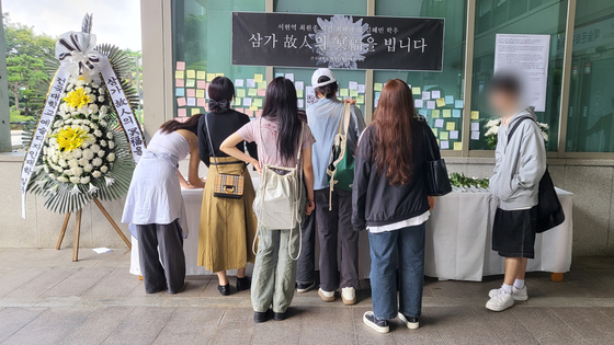 '서현역 흉기난동' 피해자 김혜빈 씨의 추모공간에 추모 글을 남기는 학생들. 〈사진=이지현 기자〉