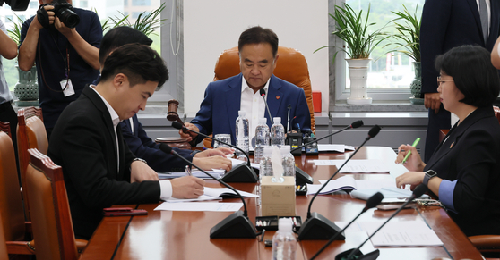 어제(30일) 국회에서 열린 행정안전위원회 안건조정위원회에서 송재호 위원장이 의사봉을 두드리고 있다. 〈사진=연합뉴스〉